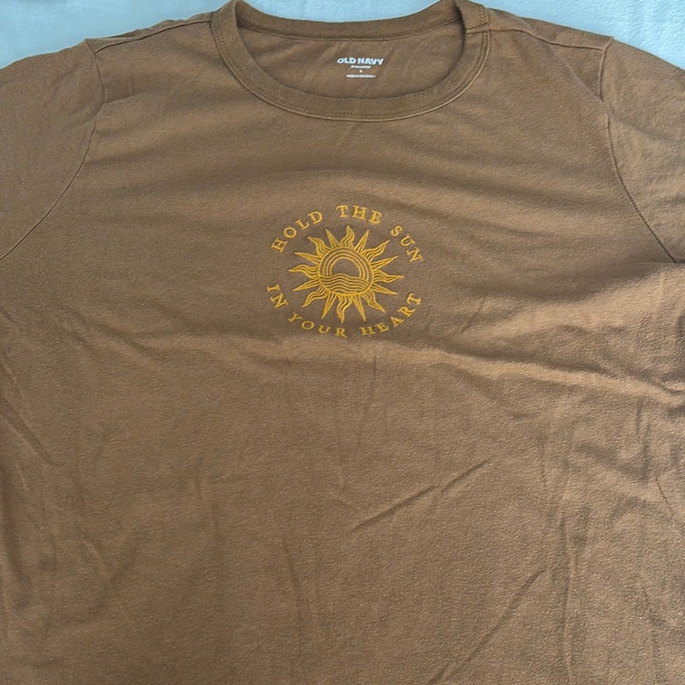 Old Navy Brown Short Sleeve Tee with Bold Sun Design